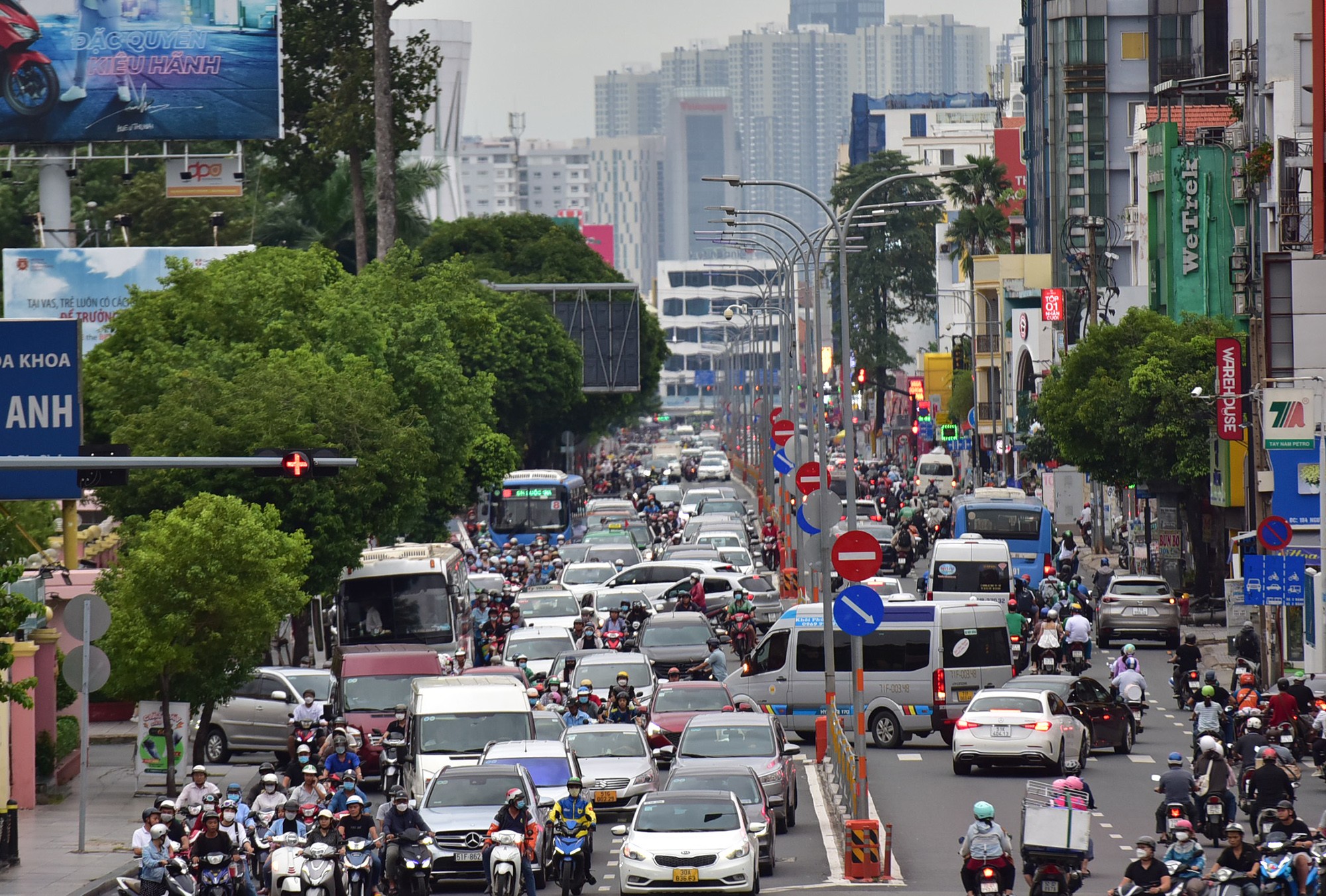 Người dân ùn ùn về quê nghỉ lễ 2/9, tắc đường muôn nẻo ở Hà Nội, TP.HCM - 33