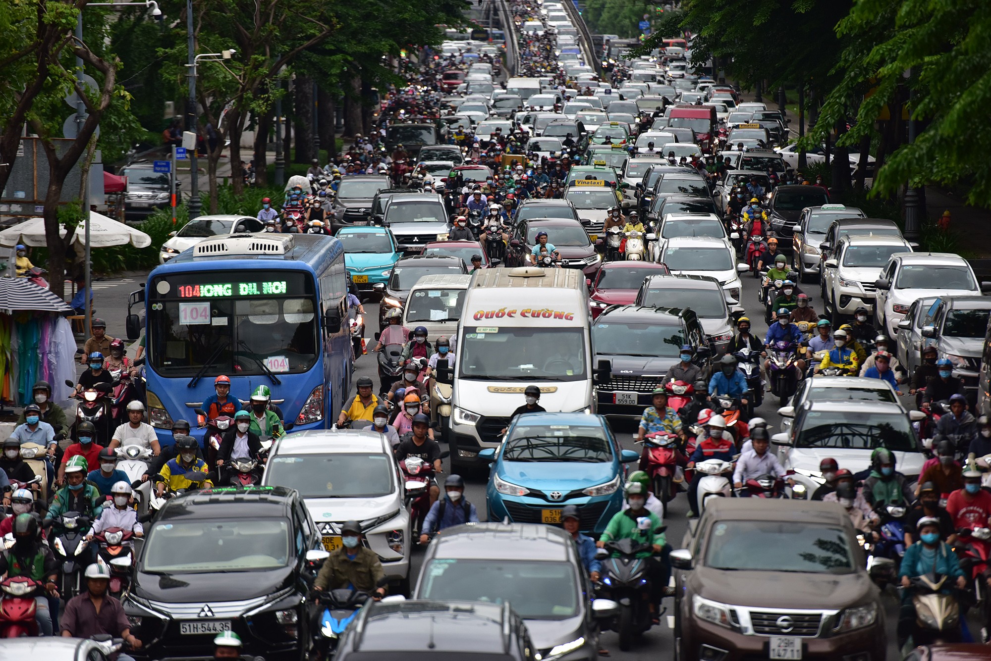 Người dân ùn ùn về quê nghỉ lễ 2/9, tắc đường muôn nẻo ở Hà Nội, TP.HCM - 34