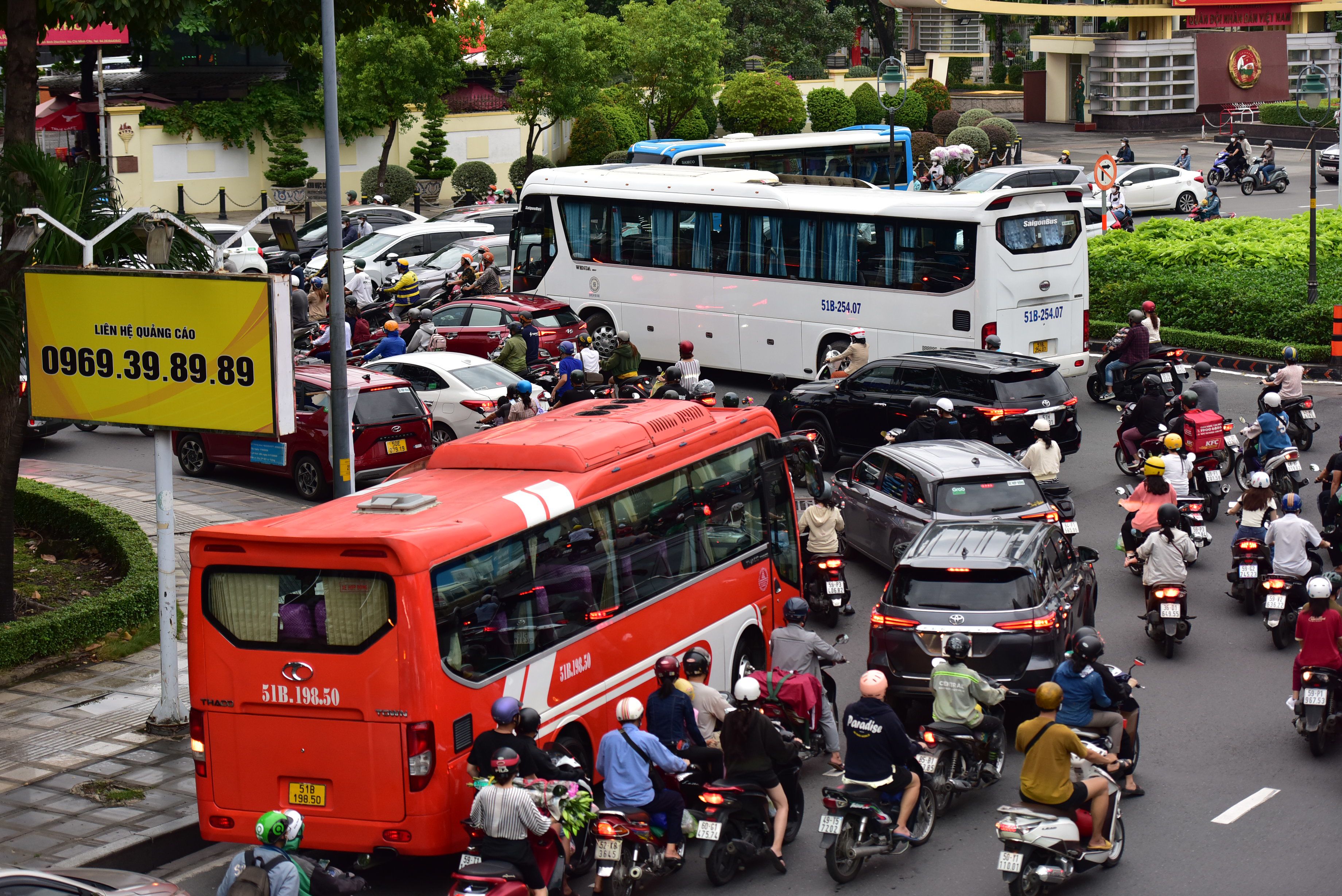 Người dân ùn ùn về quê nghỉ lễ 2/9, tắc đường muôn nẻo ở Hà Nội, TP.HCM - 35