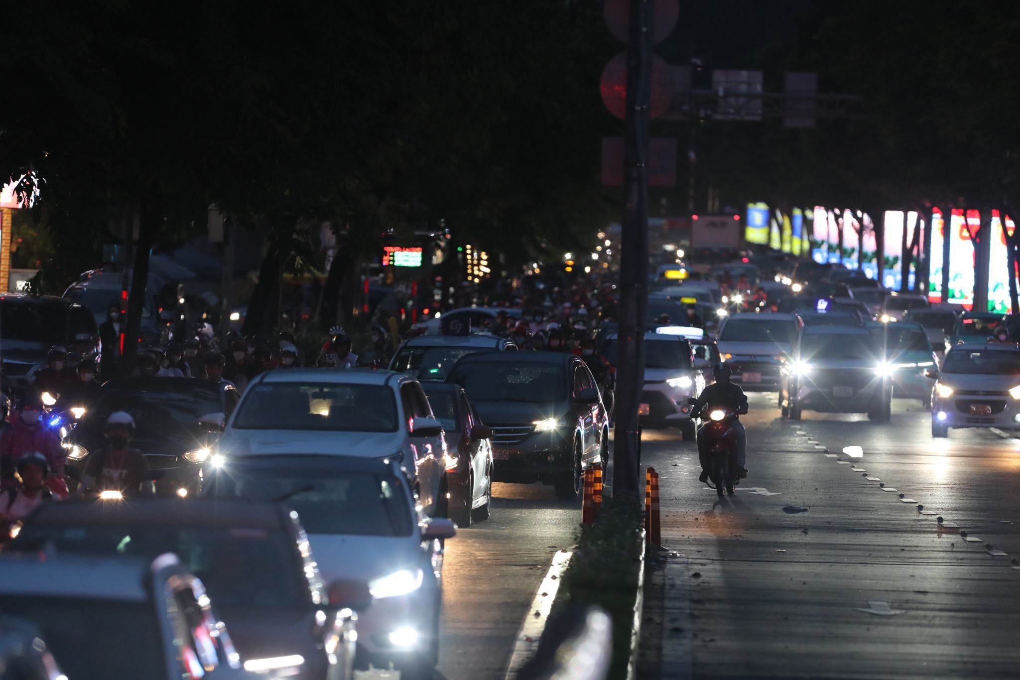 Người dân ùn ùn về quê nghỉ lễ 2/9, tắc đường muôn nẻo ở Hà Nội, TP.HCM - 36