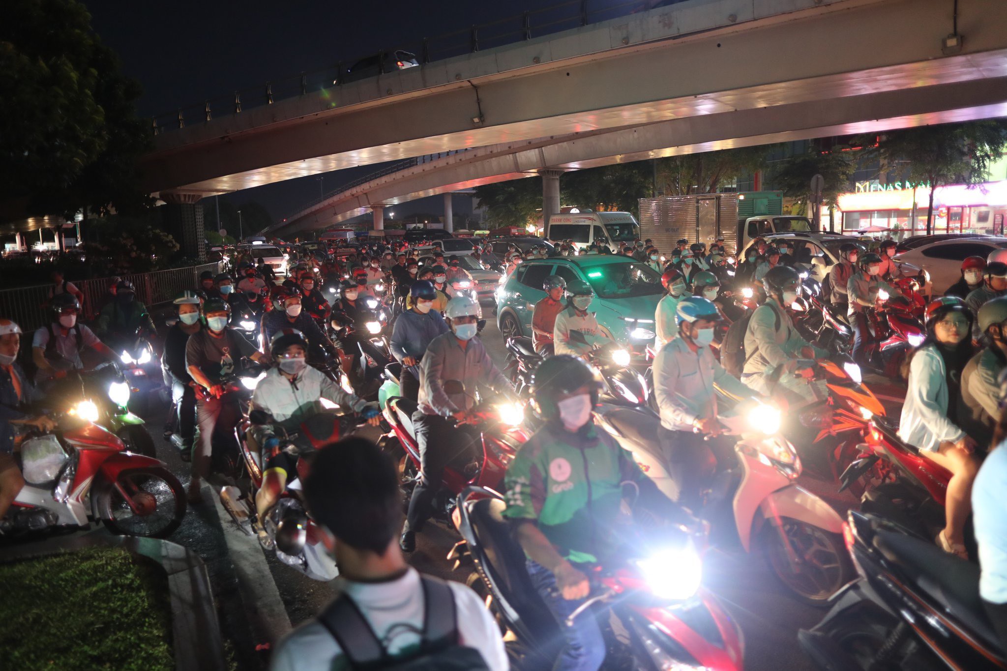 Người dân ùn ùn về quê nghỉ lễ 2/9, tắc đường muôn nẻo ở Hà Nội, TP.HCM - 37