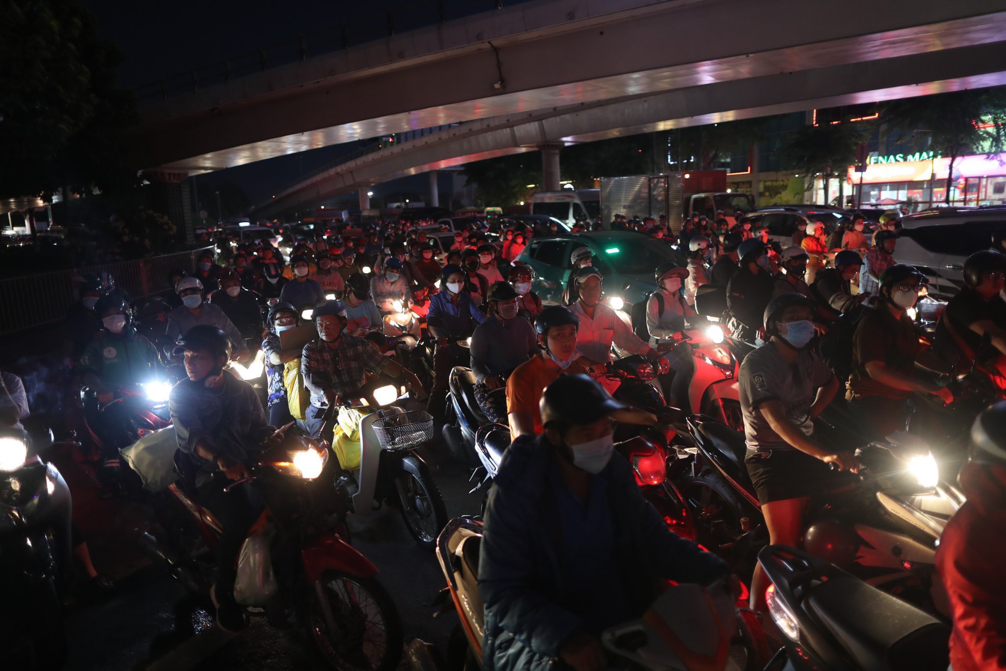 Người dân ùn ùn về quê nghỉ lễ 2/9, tắc đường muôn nẻo ở Hà Nội, TP.HCM - 38