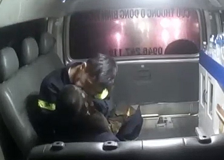 Người lính chữa cháy chia sẻ khoảnh khắc sơ cứu bé trai 3 tuổi trên xe cấp cứu - 1