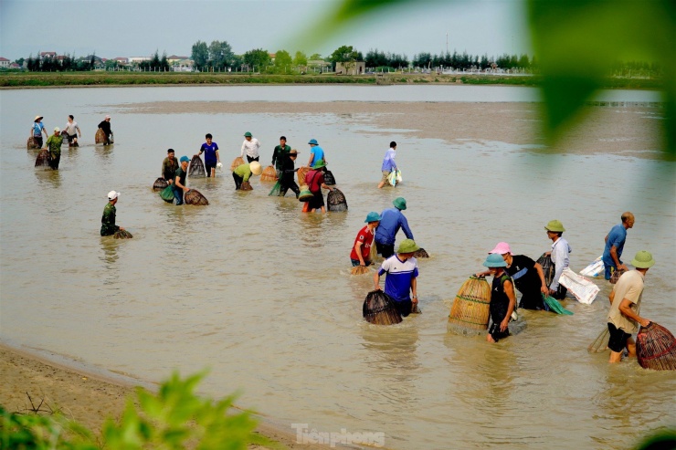 Hồ xả nước, cả trăm &#39;nơm thủ&#39; trổ tài bắt cá - 2