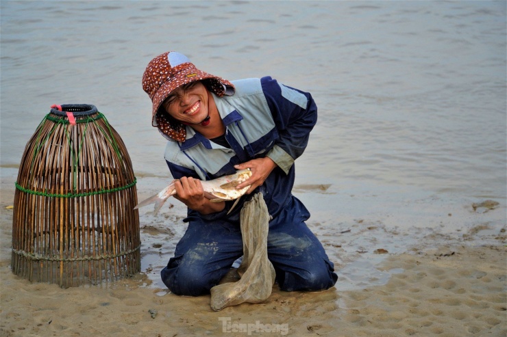 Hồ xả nước, cả trăm &#39;nơm thủ&#39; trổ tài bắt cá - 7