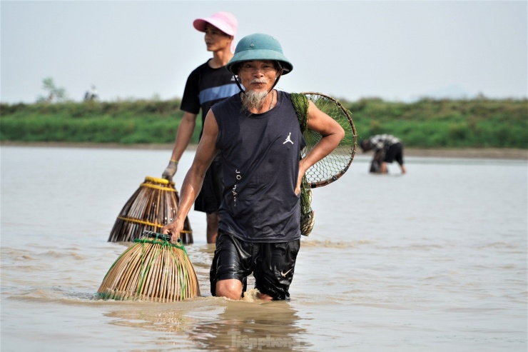 Hồ xả nước, cả trăm &#39;nơm thủ&#39; trổ tài bắt cá - 6