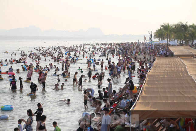 Bãi biển Hạ Long ken đặc người trong ngày nghỉ lễ đầu tiên - 4