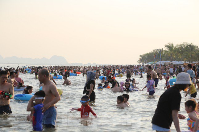 Bãi biển Hạ Long ken đặc người trong ngày nghỉ lễ đầu tiên - 1
