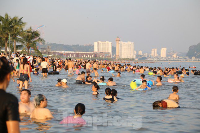 Bãi biển Hạ Long ken đặc người trong ngày nghỉ lễ đầu tiên - 3
