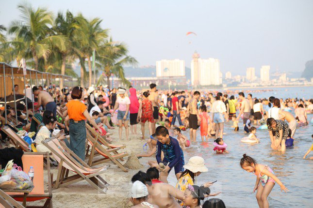 Bãi biển Hạ Long ken đặc người trong ngày nghỉ lễ đầu tiên - 5