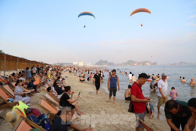 Bãi biển Hạ Long ken đặc người trong ngày nghỉ lễ đầu tiên - 9