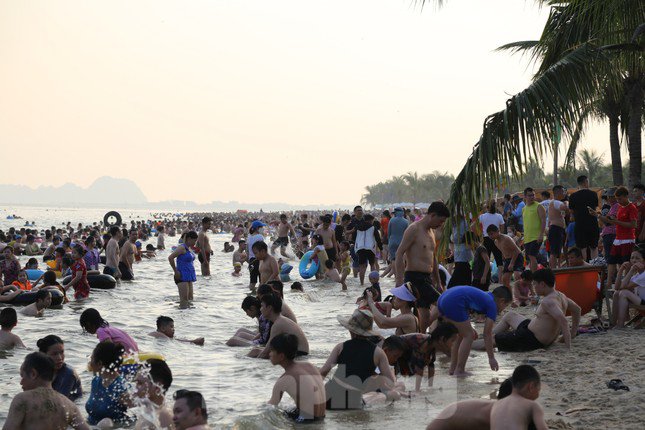 Bãi biển Hạ Long ken đặc người trong ngày nghỉ lễ đầu tiên - 8