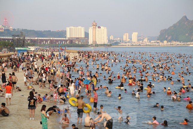 Bãi biển Hạ Long ken đặc người trong ngày nghỉ lễ đầu tiên - 6