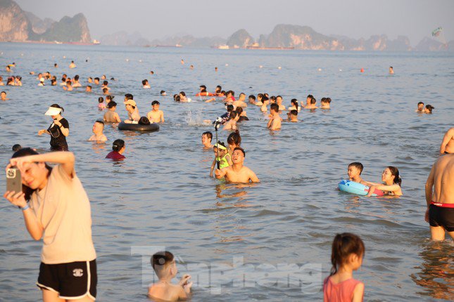 Bãi biển Hạ Long ken đặc người trong ngày nghỉ lễ đầu tiên - 7