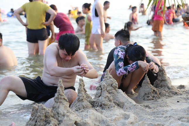 Bãi biển Hạ Long ken đặc người trong ngày nghỉ lễ đầu tiên - 11