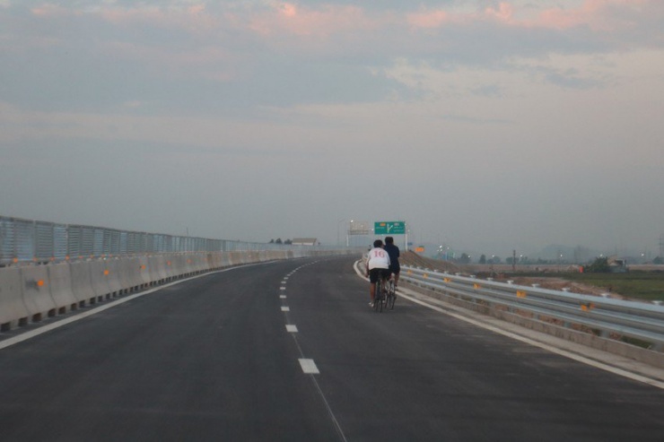 &#39;Kinh hoàng&#39; nhiều người đi bộ, vui chơi, chạy xe đạp... trên cao tốc ở Nghệ An - 5