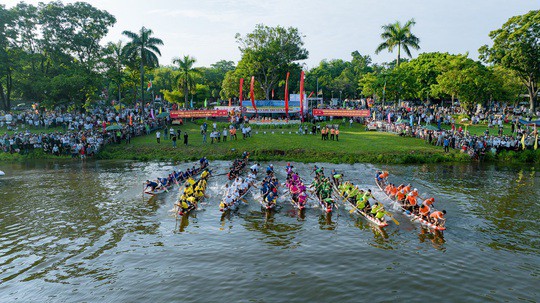 Sông Hàn, Sông Hương đông nghẹt người xem đua thuyền - 11