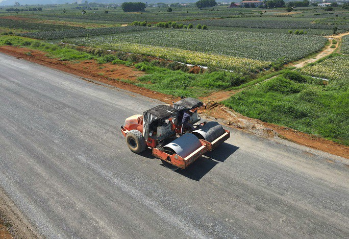 Cận cảnh tuyến đường Đông - Tây 23 km trị giá gần 2.000 tỉ đồng - 9