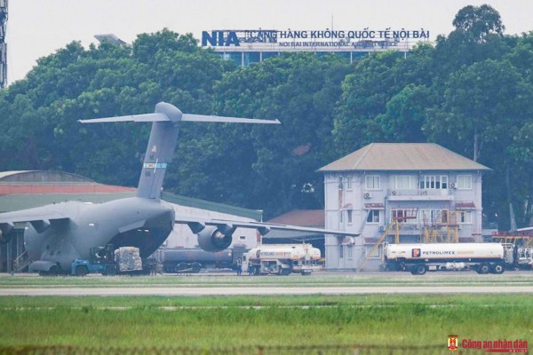 Vận tải cơ C-17 của Mỹ tới Hà Nội - 7