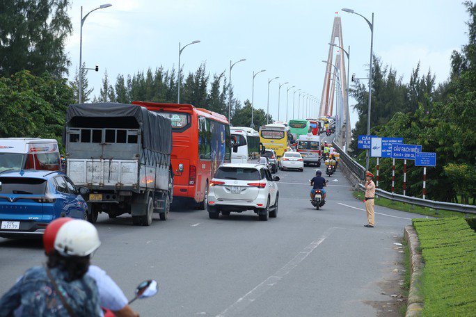 Người nghỉ lễ quay lại TP HCM, giao thông ùn tắc nhiều nơi - 3