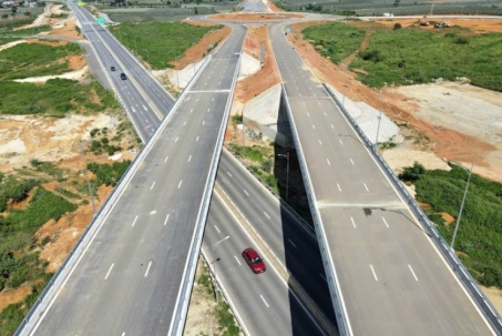 Cận cảnh tuyến phố Đông - Tây 23 km trị giá chỉ sát 2.000 tỉ đồng