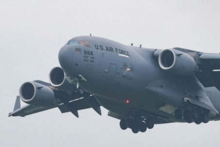 Vận chuyển vận cơ C-17 của Mỹ cho tới Hà Nội
