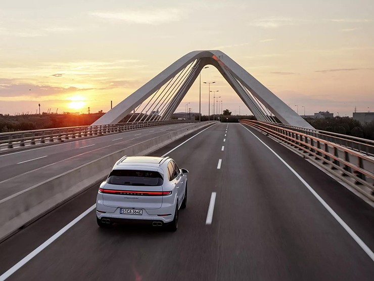 Mẫu xe SUV Porsche Cayenne E-hybrid đầu tiên lộ diện - 2