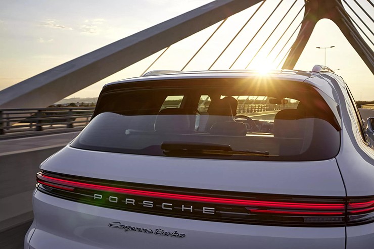 Mẫu xe SUV Porsche Cayenne E-hybrid đầu tiên lộ diện - 7