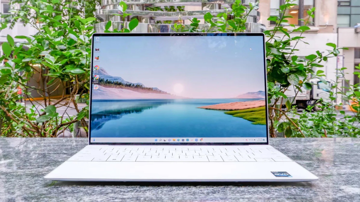 Fan công nghệ có cần mua laptop màn hình 4K để nhìn đẹp hơn? - 3