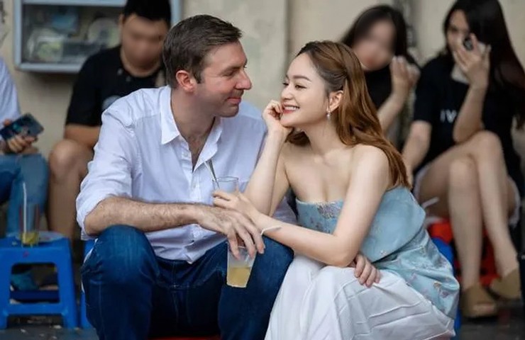Mới đây trên Facebook cá nhân, Lan Phương nhận được nhiều chú ý khi đăng tải hình ảnh đi ăn ở quán lề đường với chồng Tây.
