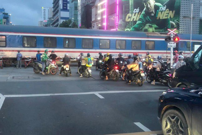 Bất ngờ lao vào giữa đường ray, người đàn ông bị tàu cán tử vong - 2