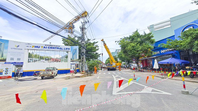 Nguyên nhân đường ở Quy Nhơn bất ngờ sụt lún &#39;nuốt chửng&#39; cây xanh, trụ điện - 1