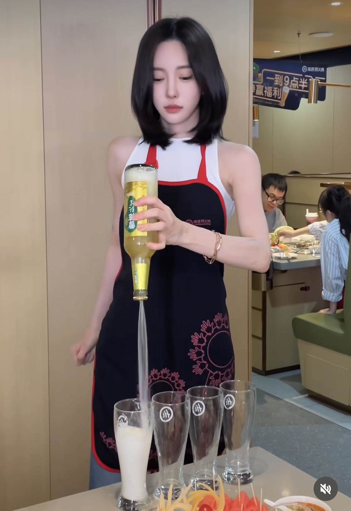 Sắc vóc đời thực của &#34;nữ nhân viên quán bia&#34; hút 600 nghìn người Hàn Quốc yêu thích - 1