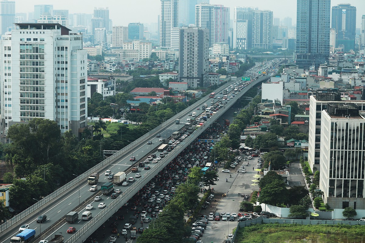 Tắc đường kéo dài, người Hà Nội lại chật vật đi làm sau kỳ nghỉ lễ - 9