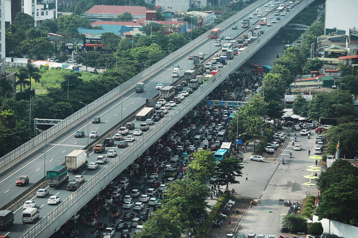 Tắc đường kéo dài, người Hà Nội lại chật vật đi làm sau kỳ nghỉ lễ - 10