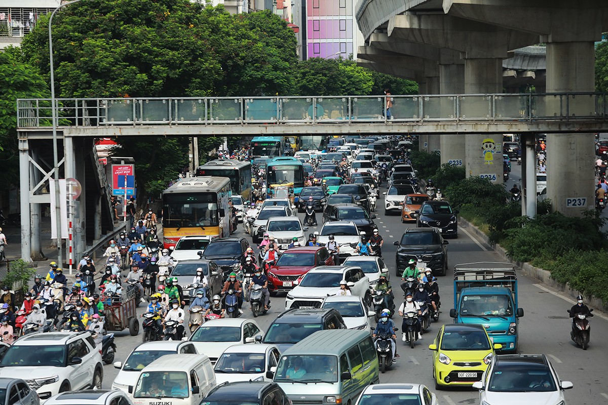 Tắc đường kéo dài, người Hà Nội lại chật vật đi làm sau kỳ nghỉ lễ - 12