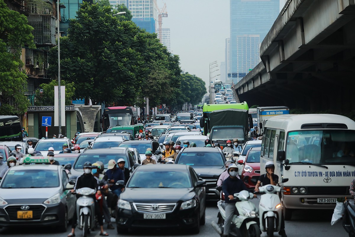 Tắc đường kéo dài, người Hà Nội lại chật vật đi làm sau kỳ nghỉ lễ - 13