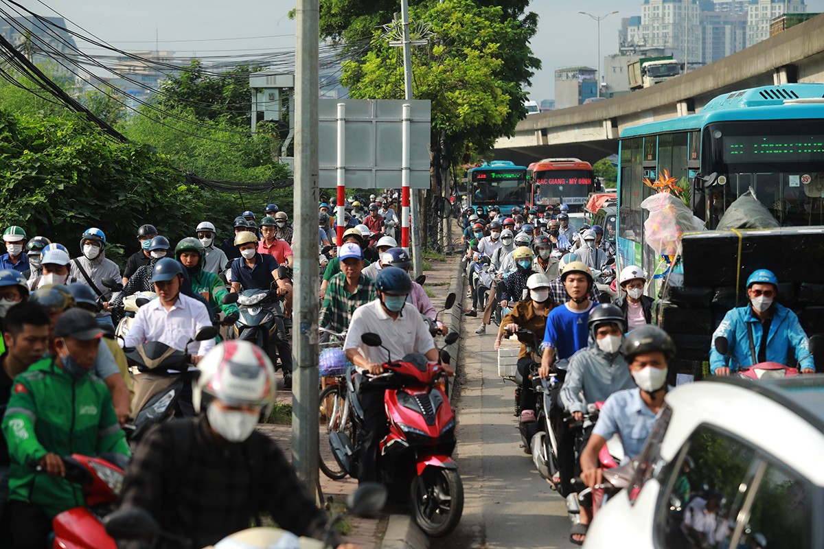 Tắc đường kéo dài, người Hà Nội lại chật vật đi làm sau kỳ nghỉ lễ - 16