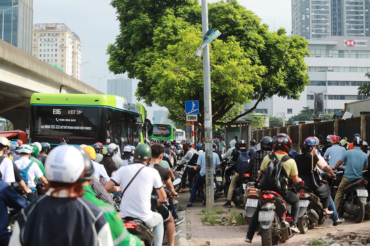 Tắc đường kéo dài, người Hà Nội lại chật vật đi làm sau kỳ nghỉ lễ - 15