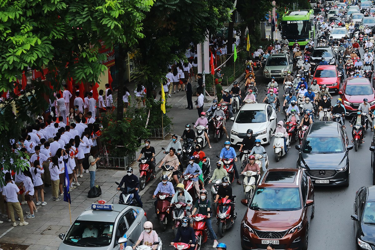 Tắc đường kéo dài, người Hà Nội lại chật vật đi làm sau kỳ nghỉ lễ - 2