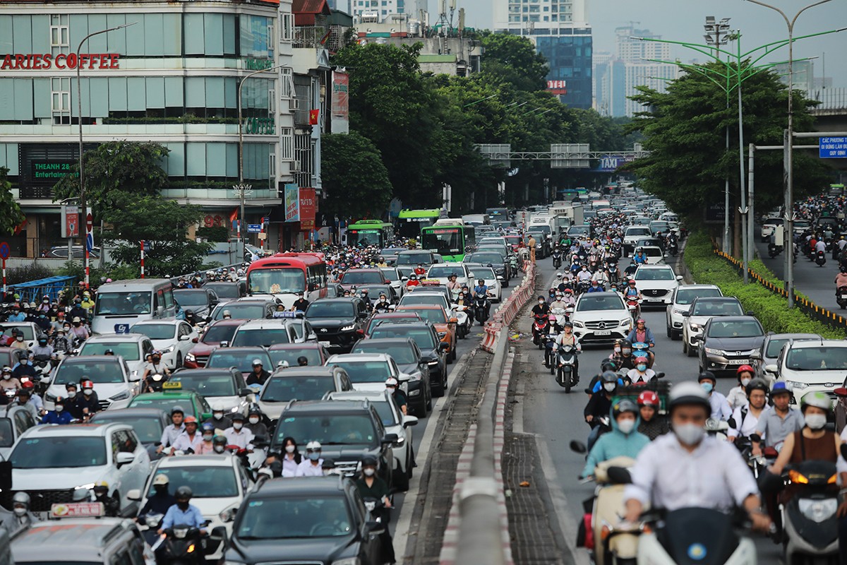 Tắc đường kéo dài, người Hà Nội lại chật vật đi làm sau kỳ nghỉ lễ - 4