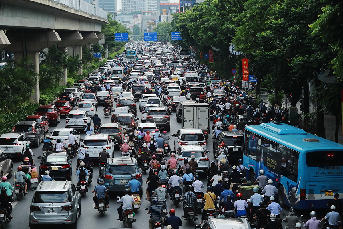 Tắc đường kéo dài, người Hà Nội lại chật vật đi làm sau kỳ nghỉ lễ - 5