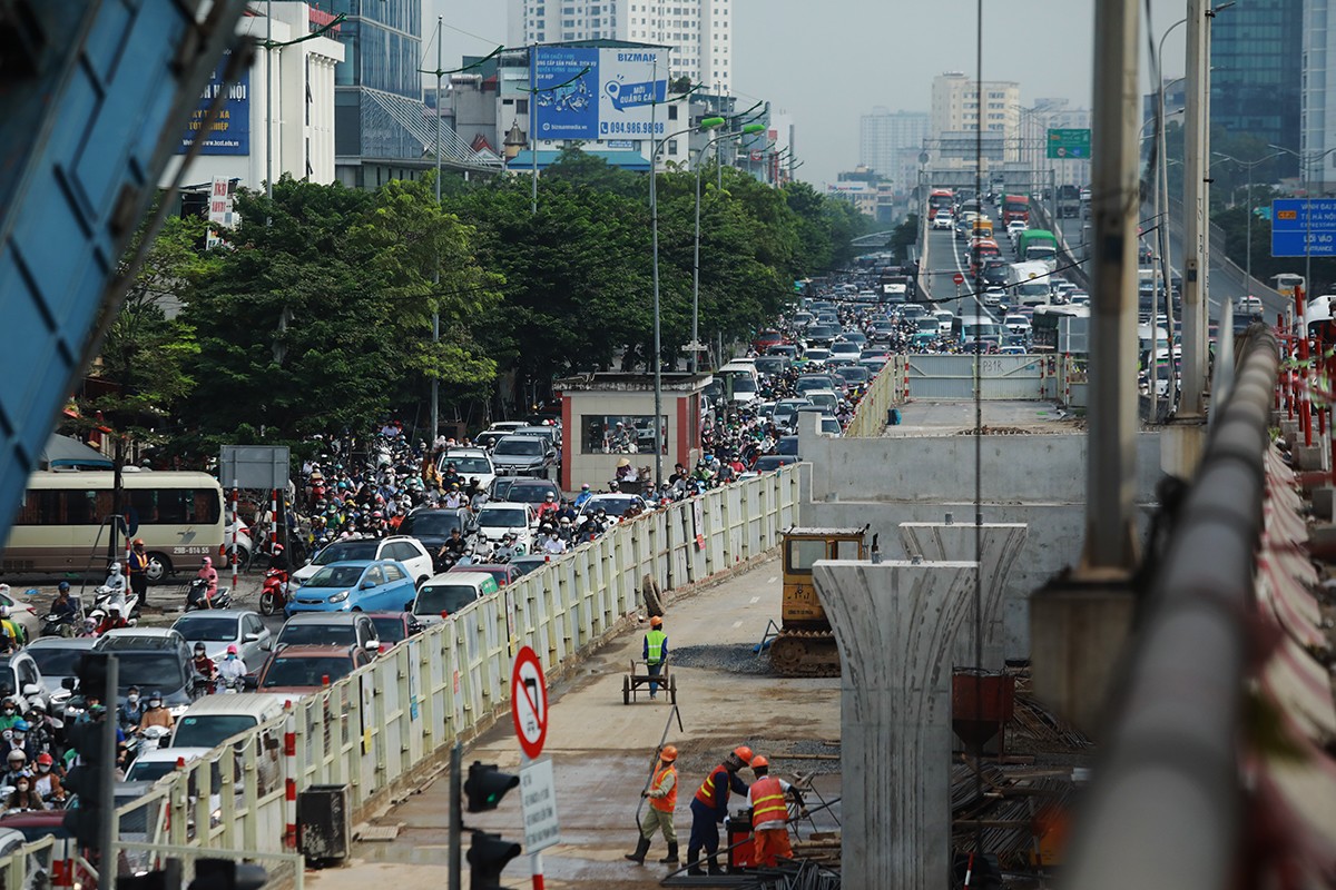 Tắc đường kéo dài, người Hà Nội lại chật vật đi làm sau kỳ nghỉ lễ - 7