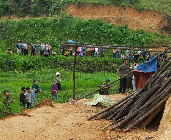 Tin tức 24h qua: Dấu vết bất thường trong vụ cặp vợ chồng trẻ tử vong ở Hòa Bình - 4