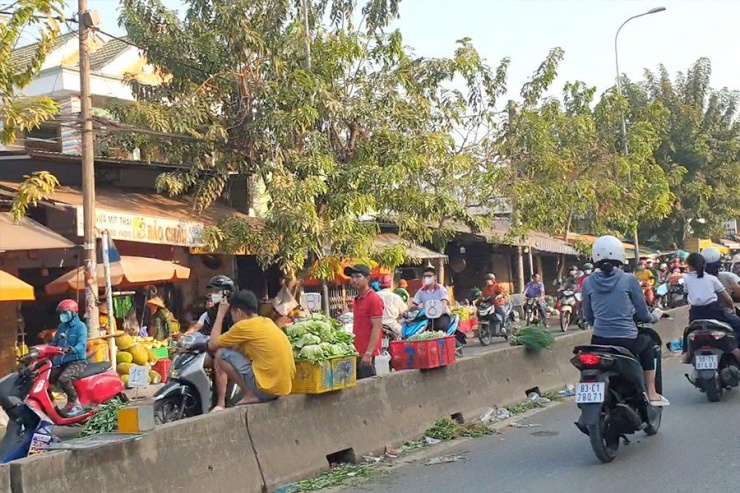 ĐIỀU TRA: Trật tự đô thị &#39;làm luật&#39; người bán hàng rong - Bài 1: Biết bị &#39;làm luật&#39; nhưng không dám tố cáo - 4