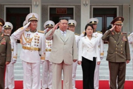Hàn Quốc giải mã sự xuất hiện của con gái ông Kim Jong-un tại các sự kiện quân đội