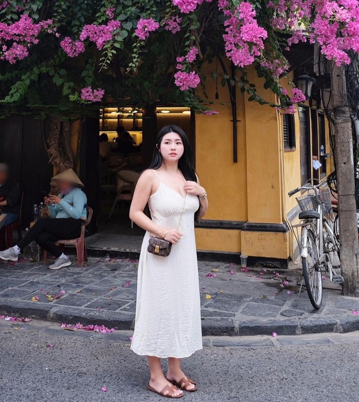 "Hot mom nổi tiếng Malaysia" diện váy xẻ sâu, tôn vẻ đẹp đầy đặn ở Đà Nẵng - 6