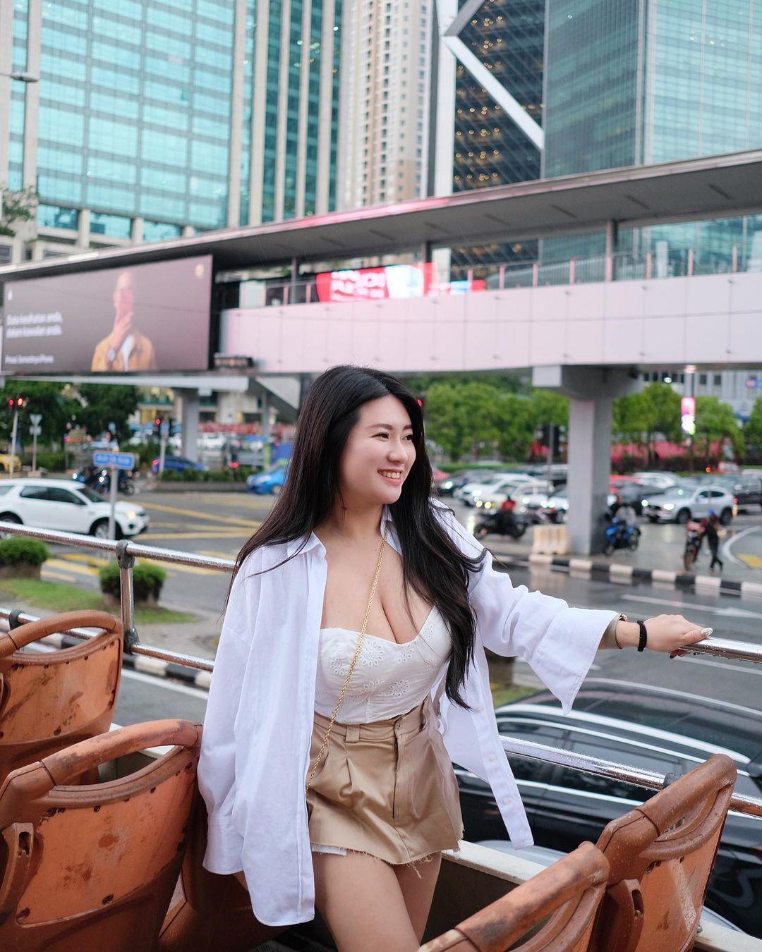"Hot mom nổi tiếng Malaysia" diện váy xẻ sâu, tôn vẻ đẹp đầy đặn ở Đà Nẵng - 10