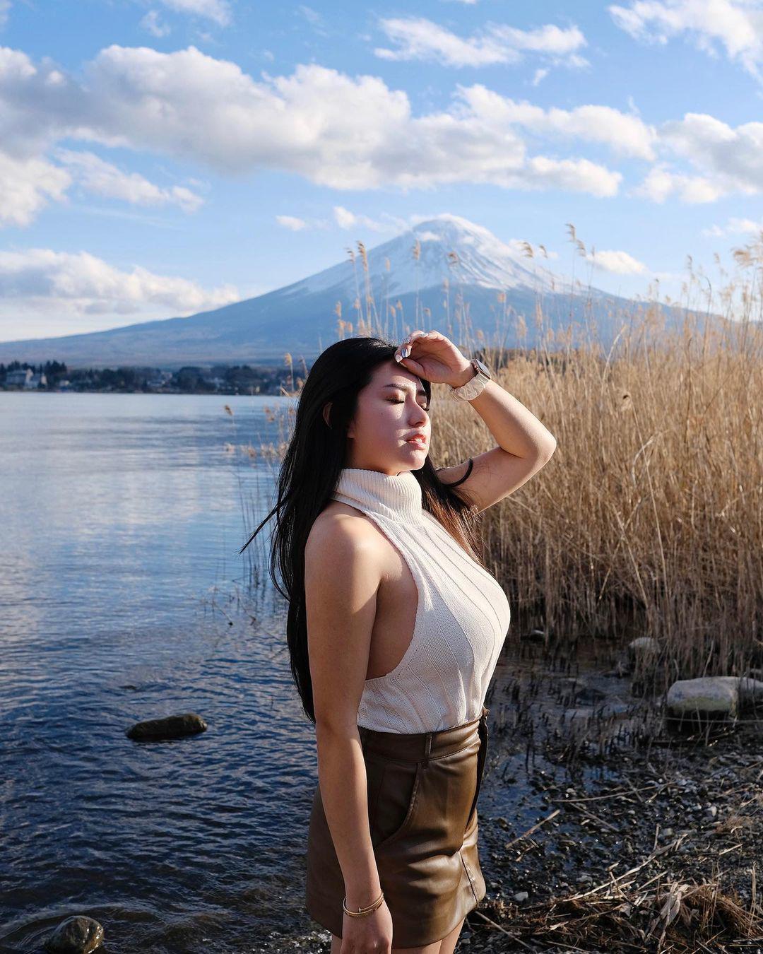 "Hot mom nổi tiếng Malaysia" diện váy xẻ sâu, tôn vẻ đẹp đầy đặn ở Đà Nẵng - 11