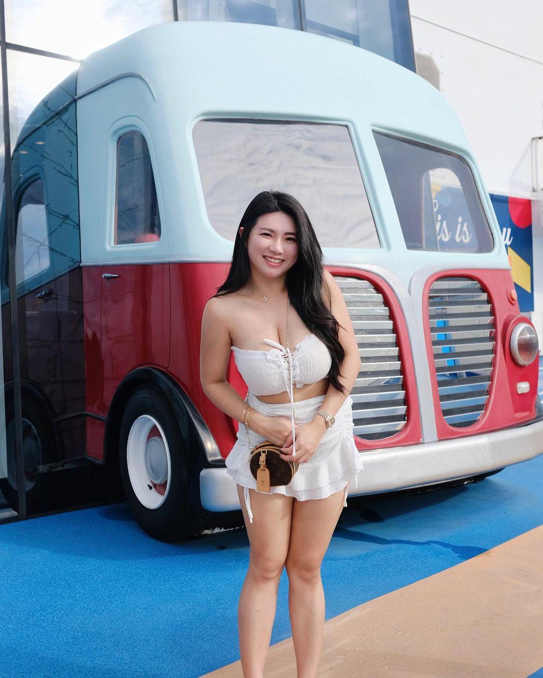 "Hot mom nổi tiếng Malaysia" diện váy xẻ sâu, tôn vẻ đẹp đầy đặn ở Đà Nẵng - 9